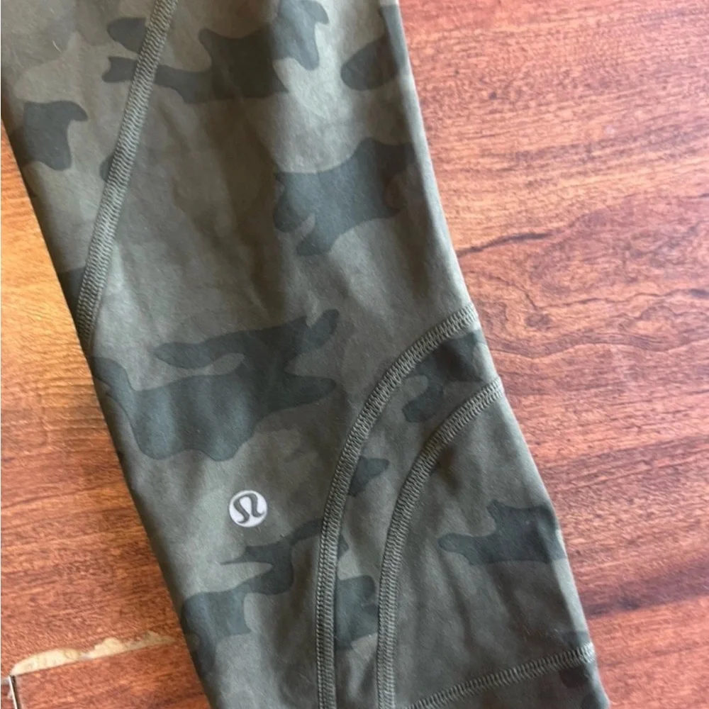 Lululemon sz 6 Camouflage capri Leggings - Picture 3 of 6